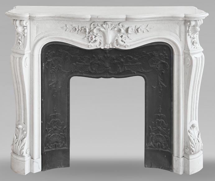 Cheminée de style Louis XV en marbre de Carrare, au décor floral richement sculpté-0