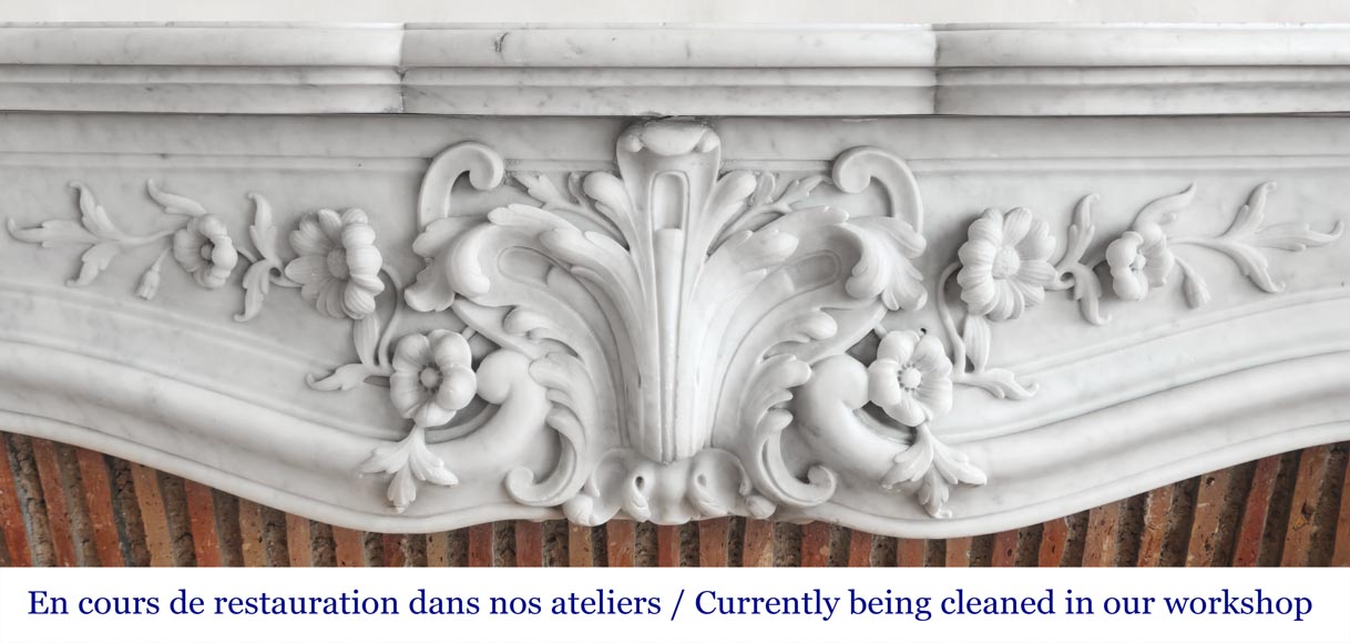Cheminée de style Louis XV en marbre de Carrare, au décor floral richement sculpté-1