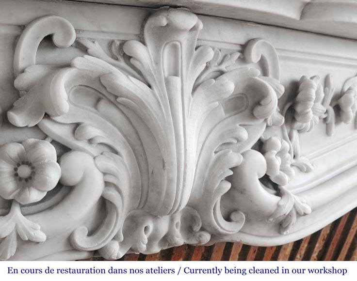 Cheminée de style Louis XV en marbre de Carrare, au décor floral richement sculpté-2
