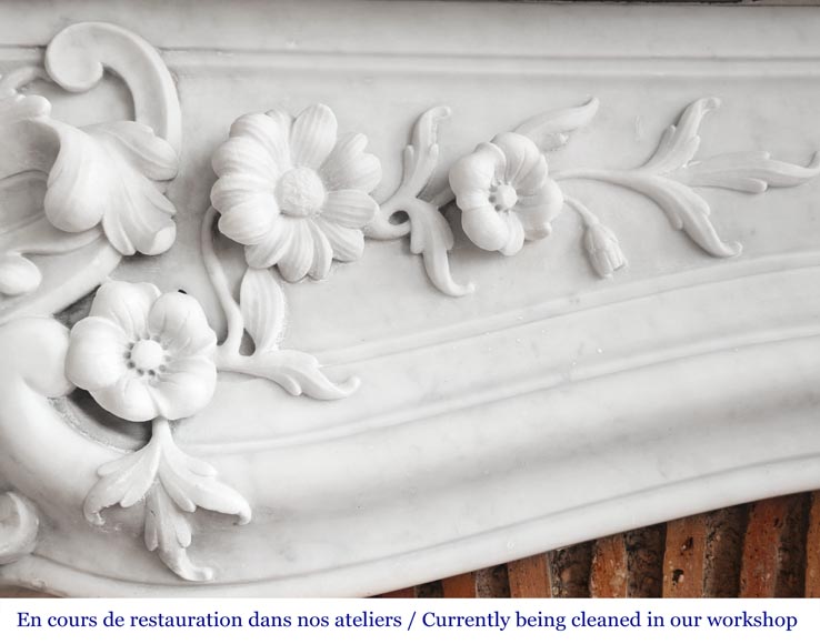 Cheminée de style Louis XV en marbre de Carrare, au décor floral richement sculpté-3
