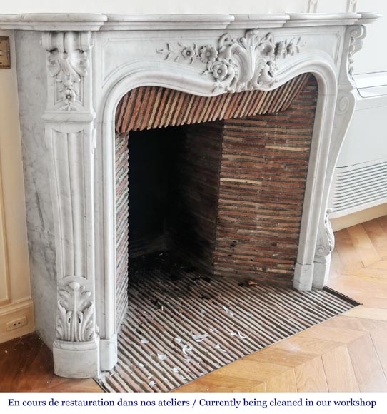 Cheminée de style Louis XV en marbre de Carrare, au décor floral richement sculpté-4