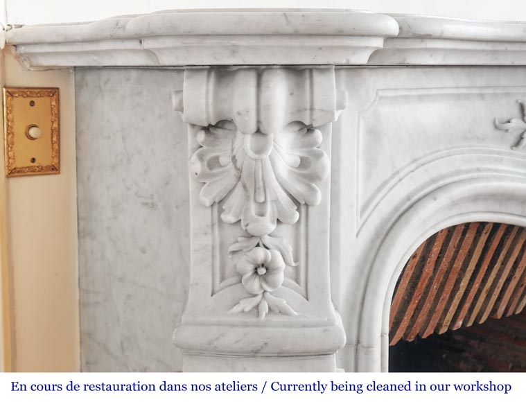 Cheminée de style Louis XV en marbre de Carrare, au décor floral richement sculpté-5