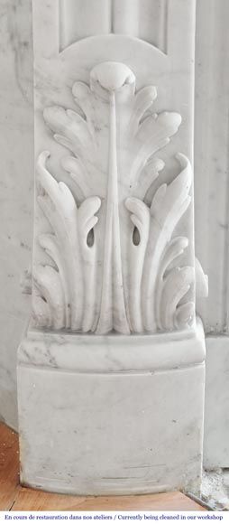 Cheminée de style Louis XV en marbre de Carrare, au décor floral richement sculpté-6