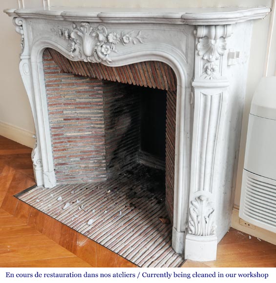 Cheminée de style Louis XV en marbre de Carrare, au décor floral richement sculpté-7