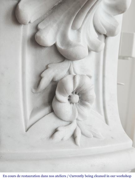 Cheminée de style Louis XV en marbre de Carrare, au décor floral richement sculpté-9