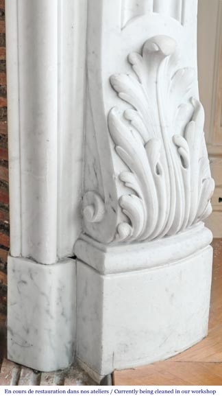 Cheminée de style Louis XV en marbre de Carrare, au décor floral richement sculpté-10