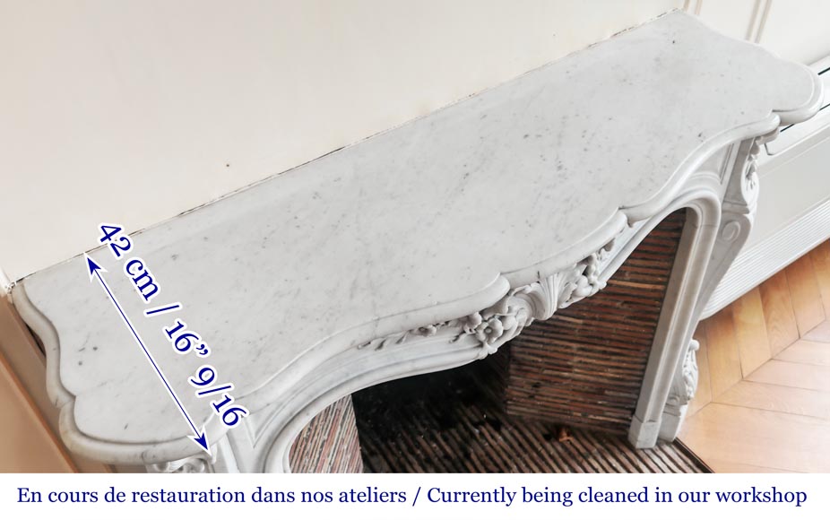 Cheminée de style Louis XV en marbre de Carrare, au décor floral richement sculpté-11