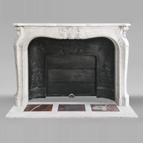 Cheminée de style Louis XV décorée d'une palmette, en marbre de Carrare