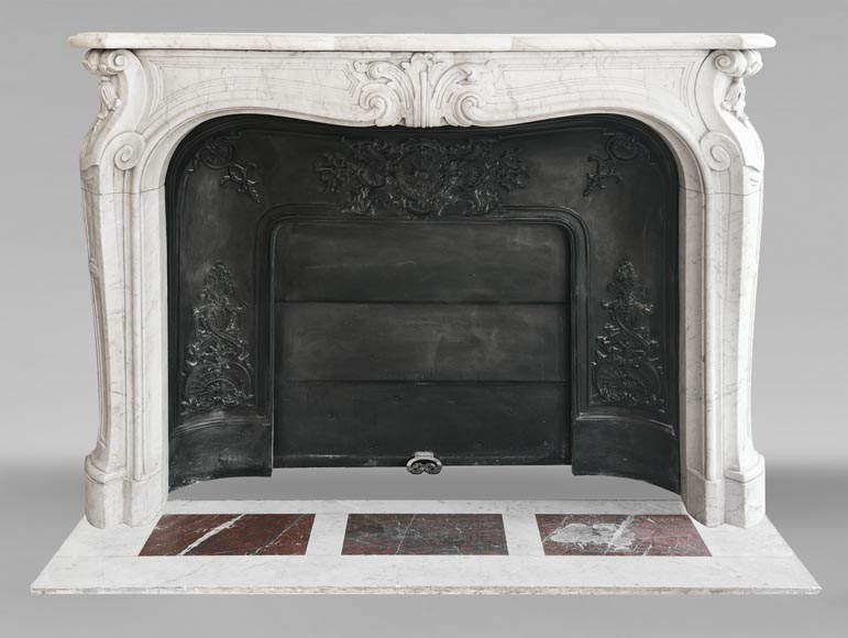 Cheminée de style Louis XV décorée d'une palmette, en marbre de Carrare Cheminée de style Louis XV décorée d'une palmette, en marbre de Carrare-0