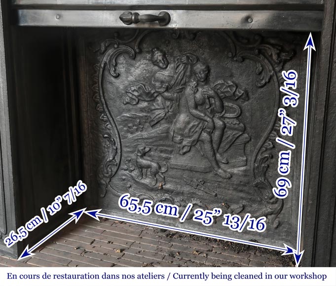 Cheminée en pierre de style Louis XV, décorée d'une coquille Cheminée en pierre de style Louis XV, décorée d'une coquille-12