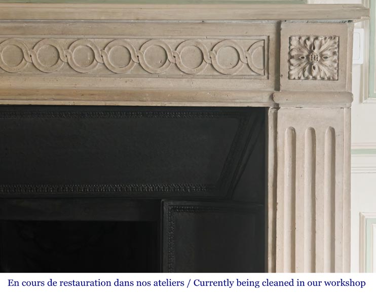 Cheminée de style Louis XVI décorée d'une frise à la grecque-8