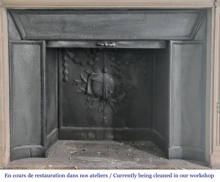 Cheminée de style Louis XVI décorée d'une frise à la grecque-11