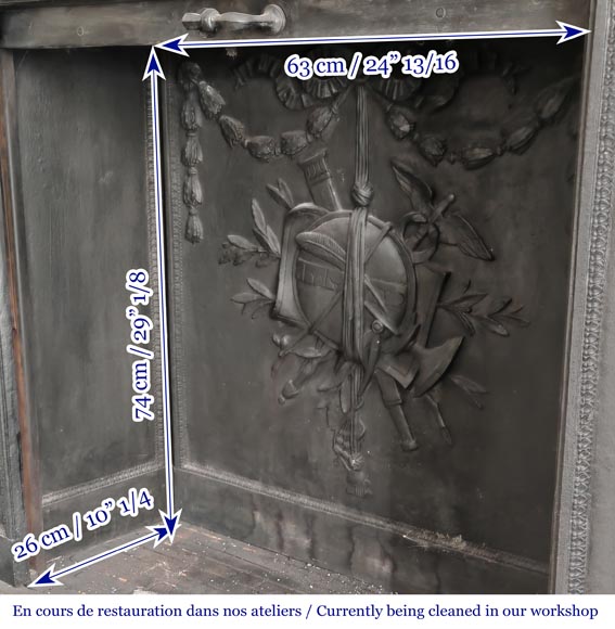 Cheminée de style Louis XVI décorée d'une frise à la grecque-12
