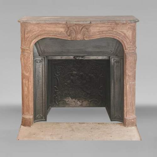 Cheminée en pierre de style Louis XV, ornée d'une palmette