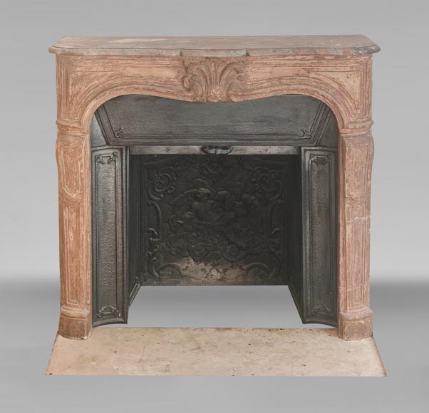 Cheminée en pierre de style Louis XV, ornée d'une palmette Cheminée en pierre de style Louis XV, ornée d'une palmette-0