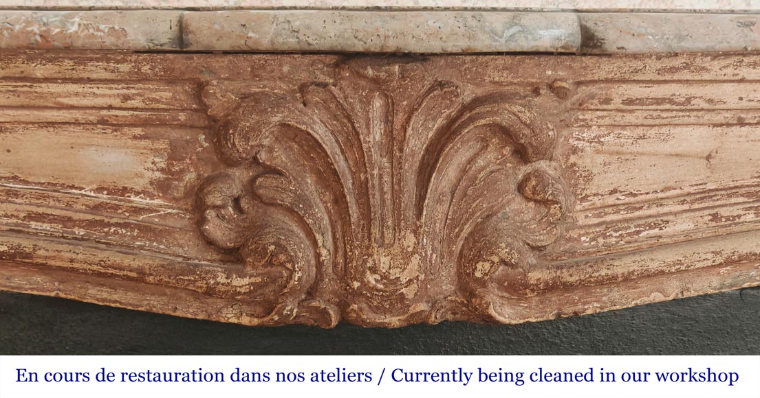 Cheminée en pierre de style Louis XV, ornée d'une palmette Cheminée en pierre de style Louis XV, ornée d'une palmette-1