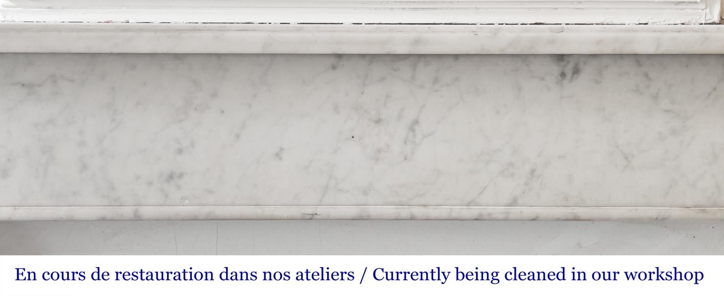 Cheminée de style Louis XVI aux pieds cannelés, en marbre de Carrare-1