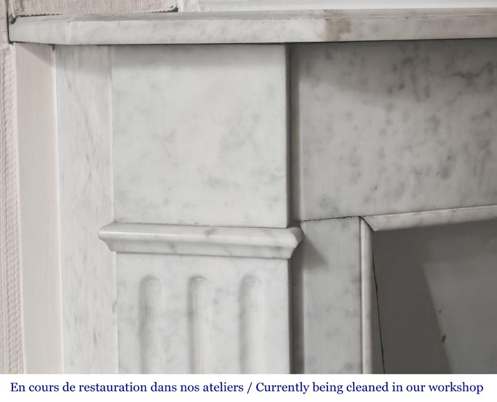 Cheminée de style Louis XVI aux pieds cannelés, en marbre de Carrare-3