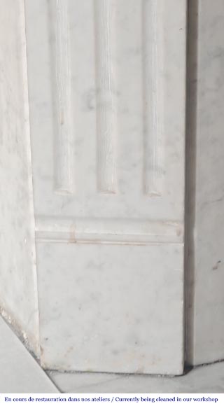 Cheminée de style Louis XVI aux pieds cannelés, en marbre de Carrare-4