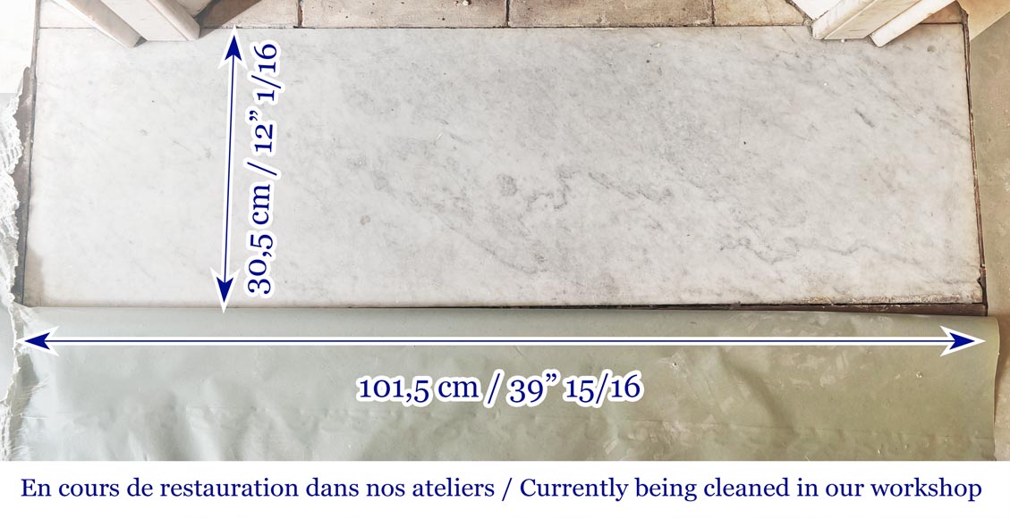 Cheminée de style Louis XVI aux pieds cannelés, en marbre de Carrare-7