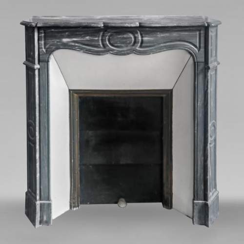 Cheminée de style Louis XV modèle Pompadour en marbre bleu turquin