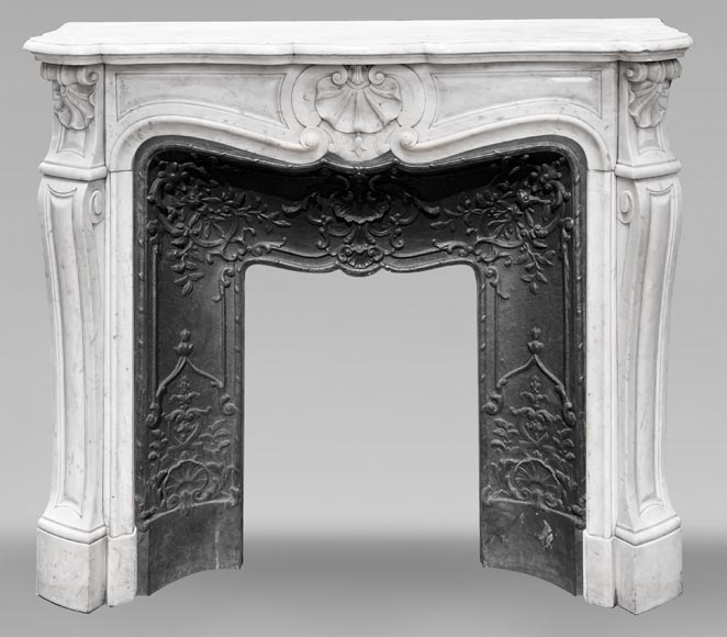 Cheminée de style Louis XV aux trois coquilles, en marbre de Carrare-0