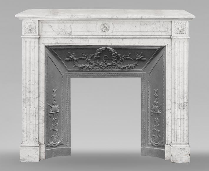 Cheminée de style Louis XVI en marbre de Carrare, décorée d'une fleur de tournesol-0