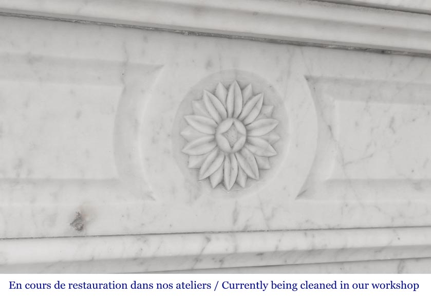 Cheminée de style Louis XVI en marbre de Carrare, décorée d'une fleur de tournesol-2