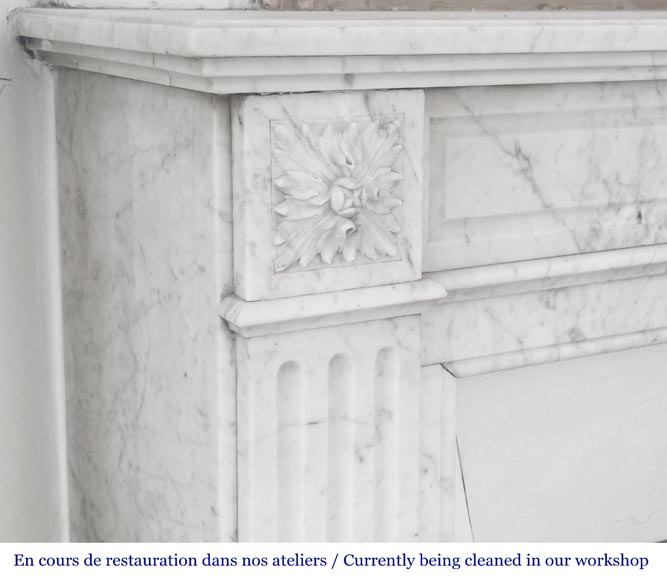 Cheminée de style Louis XVI en marbre de Carrare, décorée d'une fleur de tournesol-4