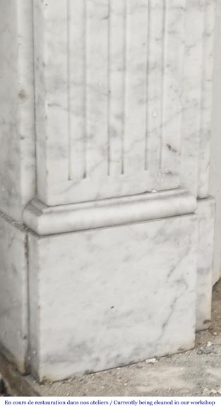 Cheminée de style Louis XVI en marbre de Carrare, décorée d'une fleur de tournesol-5