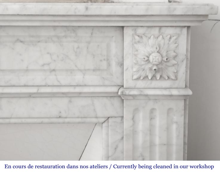 Cheminée de style Louis XVI en marbre de Carrare, décorée d'une fleur de tournesol-7