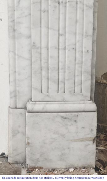 Cheminée de style Louis XVI en marbre de Carrare, décorée d'une fleur de tournesol-8