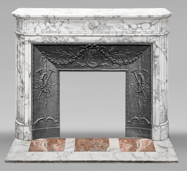 Cheminée de style Louis XVI aux coins arrondis en marbre de Arabescato Cheminée de style Louis XVI aux coins arrondis en marbre de Arabescato-0