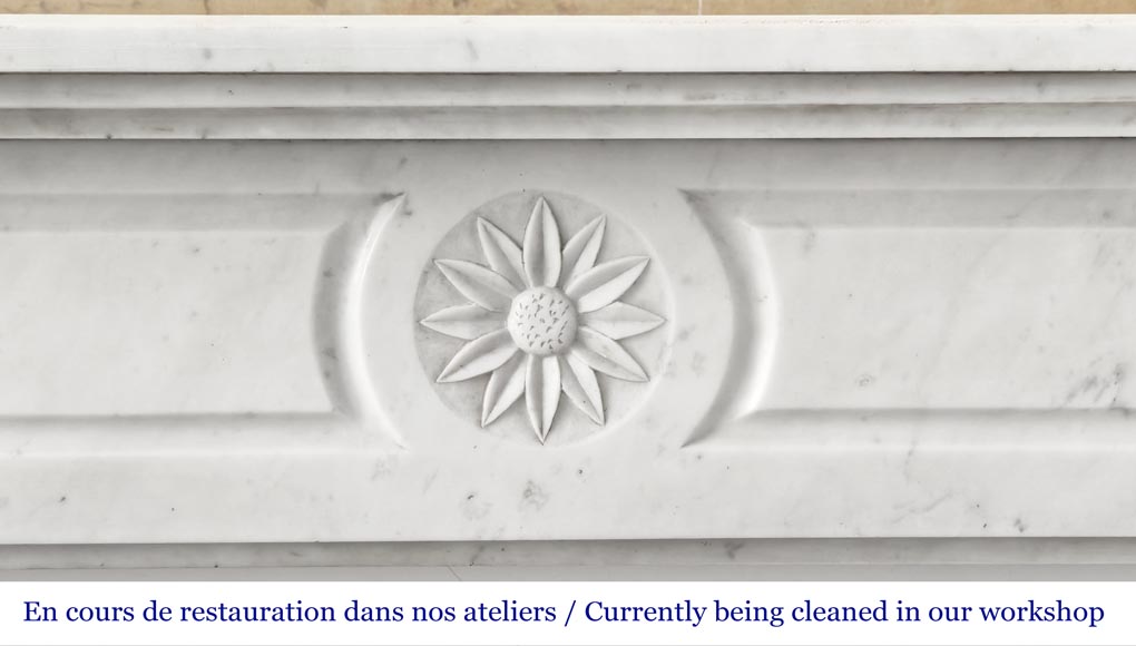 Cheminée de style Louis XVI décorée d'une fleur, réalisée en marbre de Carrare Cheminée de style Louis XVI décorée d'une fleur, réalisée en marbre de Carrare-1
