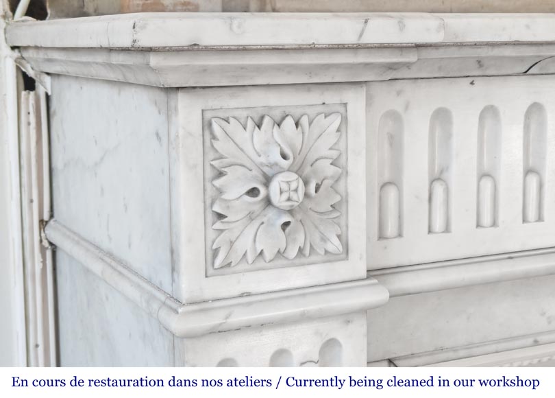 Cheminée de style Louis XVI en marbre de Carrare décorée d'une frise de cannelure Cheminée de style Louis XVI en marbre de Carrare décorée d'une frise de cannelure-3