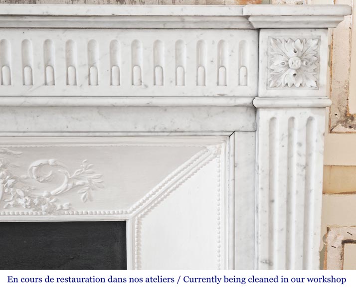 Cheminée de style Louis XVI en marbre de Carrare décorée d'une frise de cannelure Cheminée de style Louis XVI en marbre de Carrare décorée d'une frise de cannelure-6