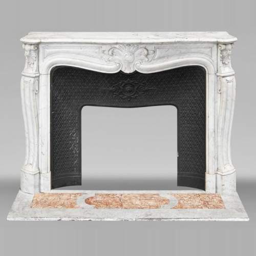 Cheminée de style Louis XV en marbre de Carrare décorée d'une palmette