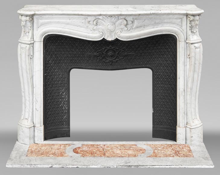 Cheminée de style Louis XV en marbre de Carrare décorée d'une palmette-0