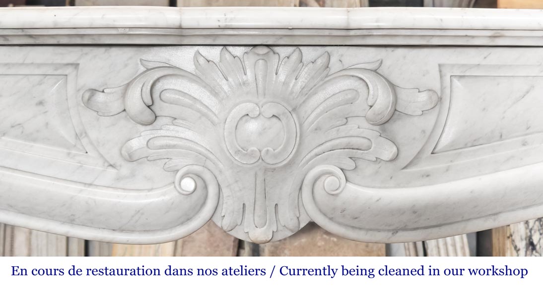 Cheminée de style Louis XV en marbre de Carrare décorée d'une palmette-1