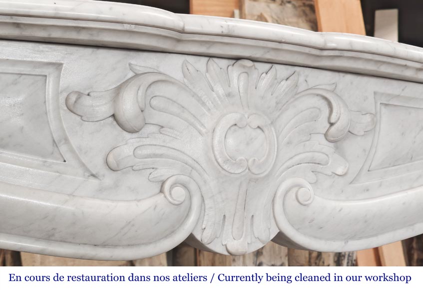 Cheminée de style Louis XV en marbre de Carrare décorée d'une palmette-2