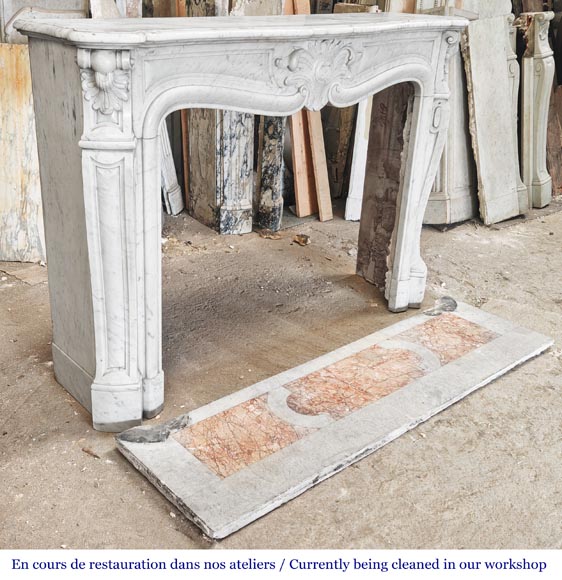 Cheminée de style Louis XV en marbre de Carrare décorée d'une palmette-3