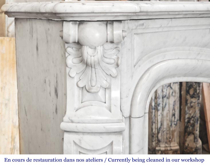 Cheminée de style Louis XV en marbre de Carrare décorée d'une palmette-4