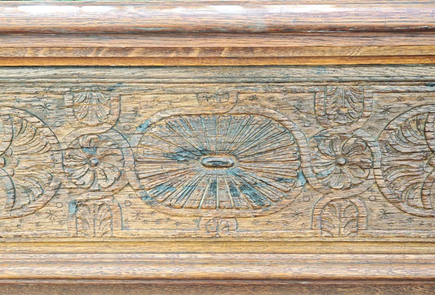 Cheminée de style Louis XVI en chêne, décorée d'une frise de feuille de chêne surmontée de son trumeau en chêne-1