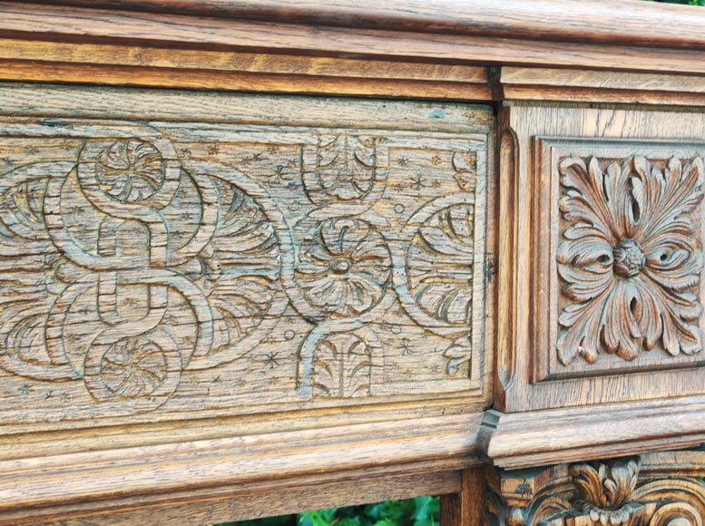 Cheminée de style Louis XVI en chêne, décorée d'une frise de feuille de chêne surmontée de son trumeau en chêne-2