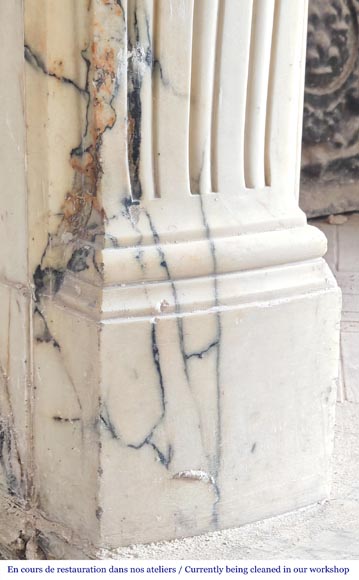 Cheminée de style Régence à enroulement sculpté, en marbre Paonazzo-7