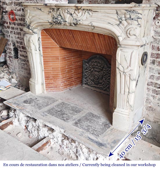 Cheminée de style Régence à enroulement sculpté, en marbre Paonazzo-8