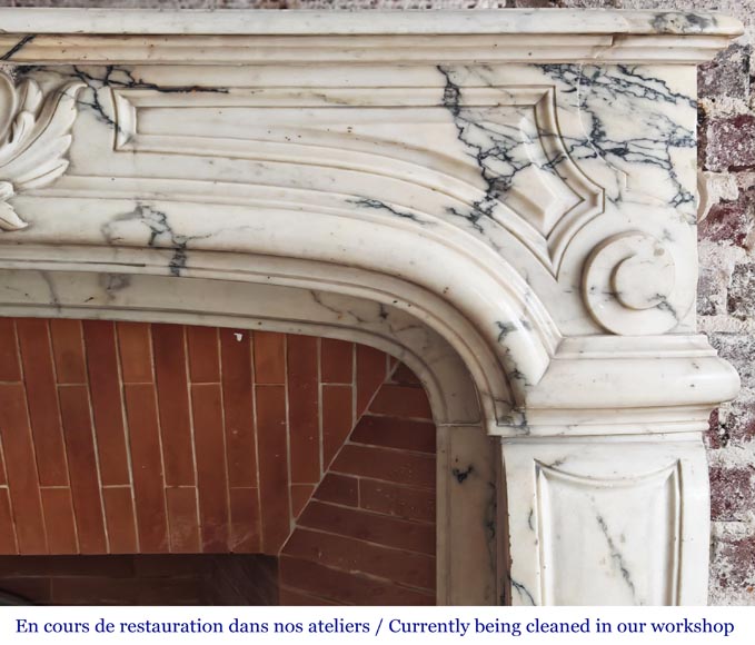 Cheminée de style Régence à enroulement sculpté, en marbre Paonazzo-9