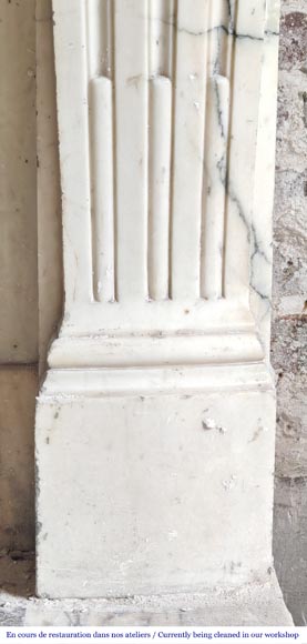 Cheminée de style Régence à enroulement sculpté, en marbre Paonazzo-10