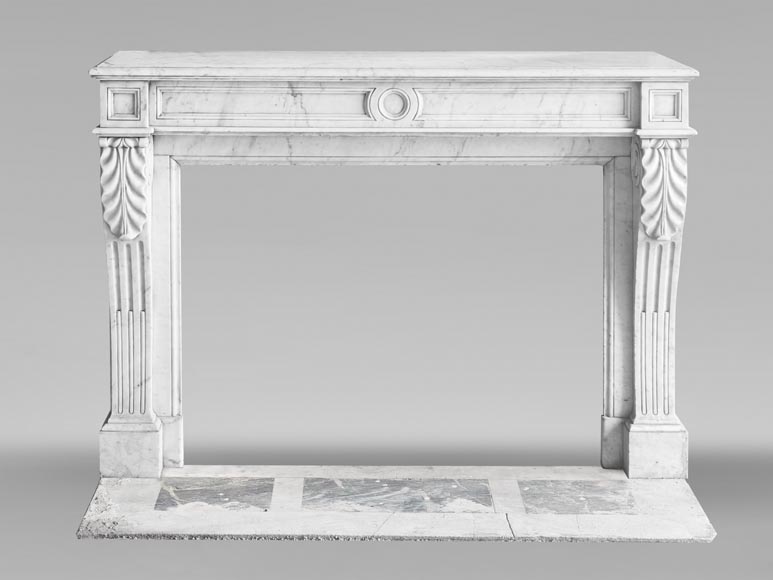 Cheminée d'époque Restauration en marbre de Carrare, à décor de feuille d'eau Cheminée d'époque Restauration en marbre de Carrare, à décor de feuille d'eau-0