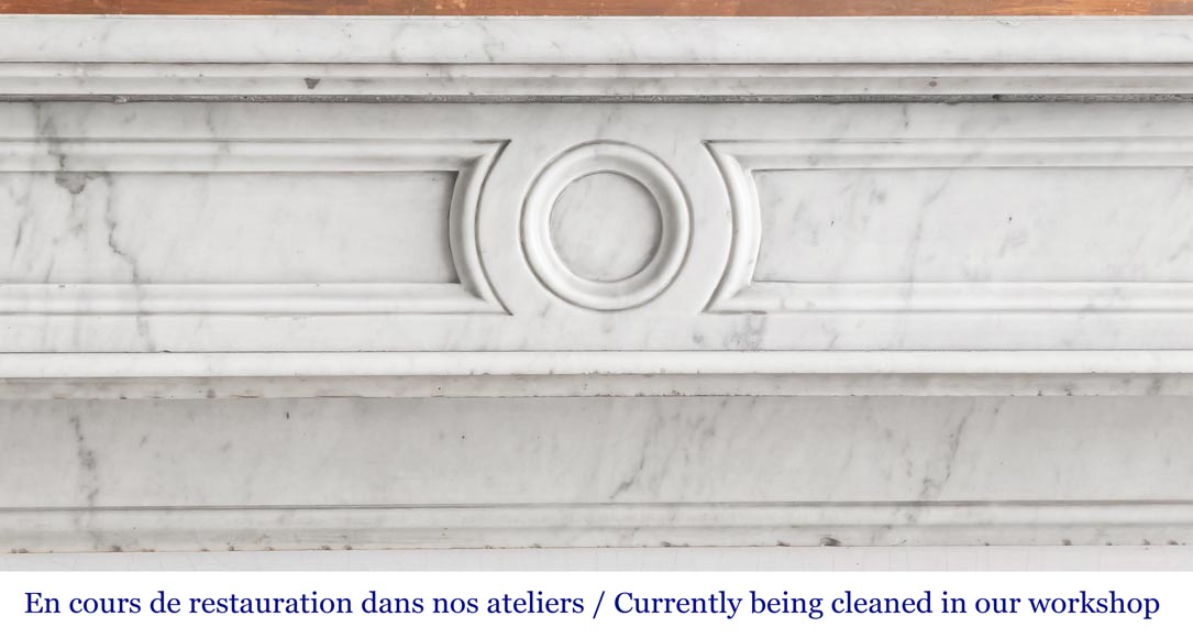 Cheminée d'époque Restauration en marbre de Carrare, à décor de feuille d'eau Cheminée d'époque Restauration en marbre de Carrare, à décor de feuille d'eau-1